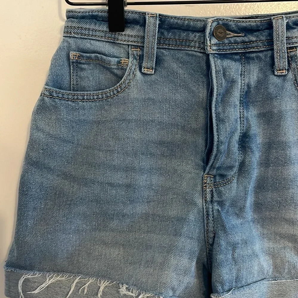 Hollister Curvy Ultra High Rise Button Fly Mom Jeans 1 / 25